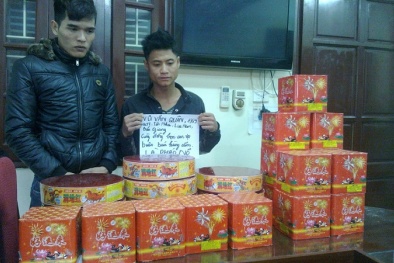 Công an mật phục bắt kẻ buôn pháo